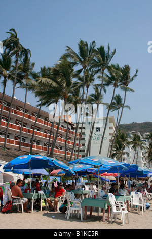 Strandcafé am Playa de Los Muertos in Puerto Vallarta Stockfoto