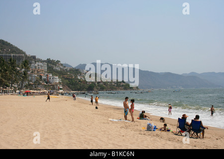 Entlang dem Strand von la Playa de Los Muertos in Puerto Vallarta Stockfoto