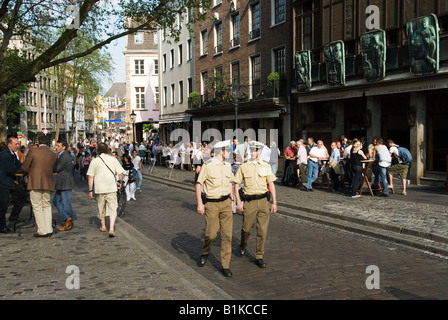 zwei Polizisten patrouillieren vor Uerige Pub und Brauerei in der Düsseldorfer Altstadt, Deutschland Stockfoto