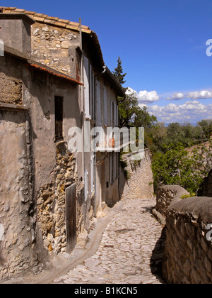 Eine typische steile Provençale gepflasterten Straße in Villeneuve Lez Avignon Frankreich Stockfoto