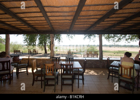 Restaurant und Café im Letaba ruhen camp mit Blick auf Letaba Fluss Stockfoto