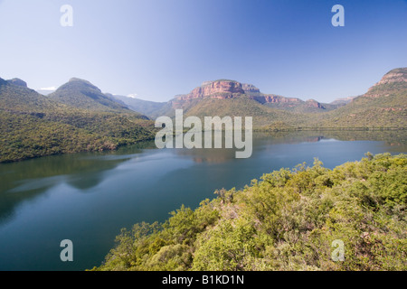 Blick von der Bootstour am Blyde Damm in den Blyde River Canyon, Mpumalanga, an Südafrikas berühmten Panoramaroute. Stockfoto