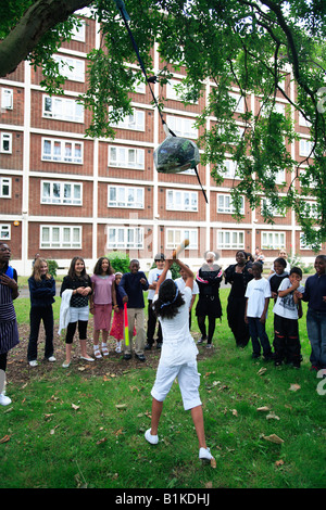 Großbritannien London Gruppe von Mischlinge Jahr 6 Schülern auf einer Geburtstagsfeier spielen pinatas Stockfoto