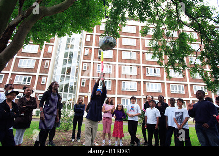 Großbritannien London Gruppe von Mischlinge Jahr 6 Schülern auf einer Geburtstagsfeier spielen pinatas Stockfoto