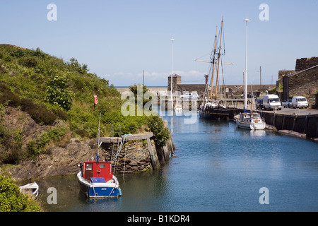 Amlwch Anglesey North Wales UK ankern Boote im alten Hafen, die einst für den Export von Kupfer Stockfoto