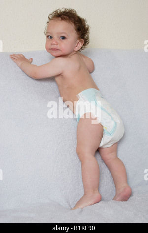 Porträt kleines Baby in Einweg-Windel Stockfoto