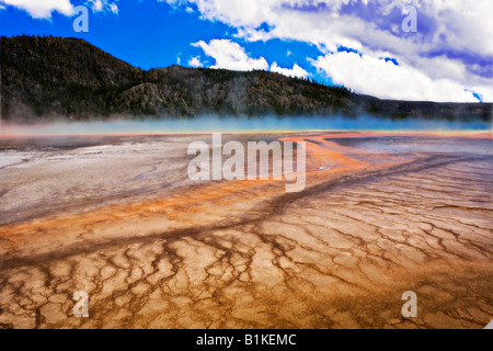 Bild Blick auf die Pools und die bunten Wasser des Midway Geysir im Yellowstone-Nationalpark Stockfoto