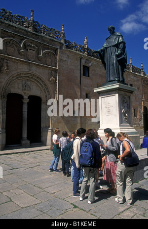 College-Studenten-Statue Fray Luis de León Patio de Escuelas Universität von Salamanca Salamanca Provinz Kastilien-Leon Spanien Europa Stockfoto