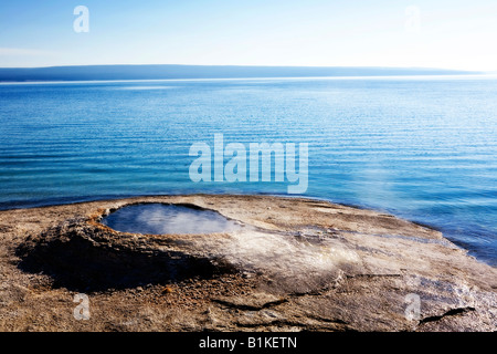 Bild Blick auf die Fischerei Kegel thermische Funktion auf dem Ufer von Yellowstone See Stockfoto