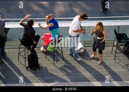 Vier Personen genießen Sie einen Drink an der zentralen Bar Terrasse Royal Festival Hall London Stockfoto