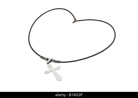 Halskette mit Kreuz auf weißem Hintergrund in Form von Liebe Herzsymbol angeordnet Stockfoto