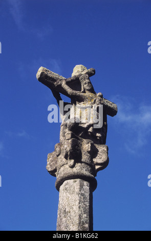 Traditionelles steinkalvarienkreuz mit Namen Crucero/cruceiro, Combarro, Galicien, Spanien Stockfoto