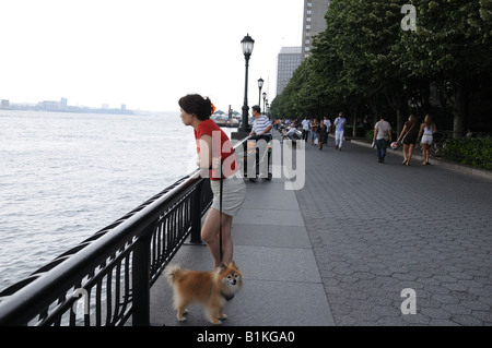 Der Battery Park City Esplanade, die grenzt an den Hudson River, an einem späten Nachmittag im Sommer. Stockfoto