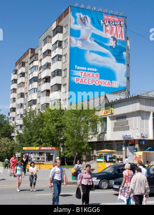 Kontrast des großen modernen Werbung Billboard auf alten Sowjet-Ära Wohnung block in Juschno-Sachalinsk Sachalin Russland 2008 Stockfoto