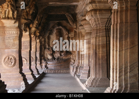 Vishnu auf der Schlange Spulen und Säulen des 6. Jahrhunderts Badami Höhlentempel, Karnataka, Indien Stockfoto