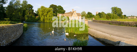 Am Abend Sonnenlicht auf den Fluss Coln an der Cotswold Stadt Fairford, Gloucestershire Stockfoto