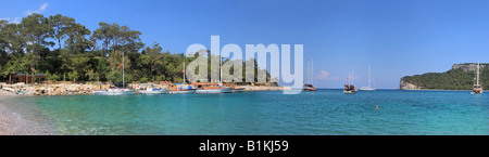 Panoramablick auf die wunderschöne Bucht in Kemer, Türkei auch bekannt als "Moonlight Beach". Stockfoto