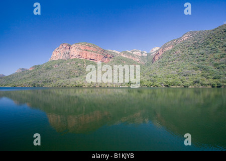 Blick von der Bootstour am Blyde Damm in den Blyde River Canyon, Mpumalanga, an Südafrikas berühmten Panoramaroute. Stockfoto