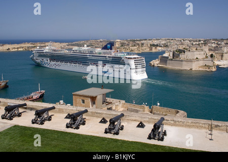 Mittelmeer reisen. Das Kreuzfahrtschiff Norwegian Gem ab Malta Grand Harbour, als von der oberen Barrakka in Valletta zu sehen Stockfoto