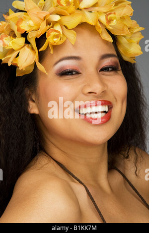 Ethnischen junge Frau im tahitianischen Blume Kleid Stockfoto