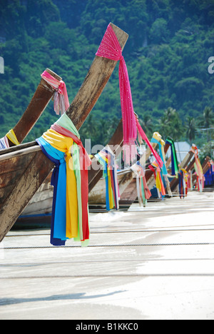 Dekoriert, bunte Bug des traditionellen Longtail Boote auf Phi Phi Island in Thailand. Stockfoto