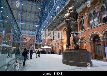 Die verschlungenen Liebhaber an Paul Tagen Skulptur "The Meeting Place" auf dem Zusammentreffen St Pancras Bahnhof Stockfoto