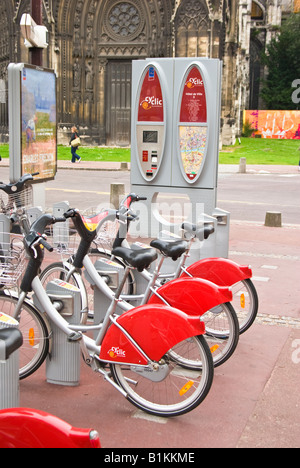 Zyklische Radstation Miete Zahlung und Fahrräder bereit zur Vermietung in Rouen Normandie Frankreich Stockfoto