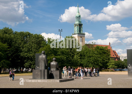 Im Marx-Engels-Forum, einem öffentlichen Park im zentralen Berliner Bezirk Mitte, stehen die Menschen neben den Statuen von Karl Marx und Friedrich Engels Stockfoto
