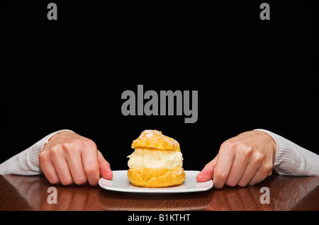 Womans Hände für einen Kuchen auf Tisch Stockfoto