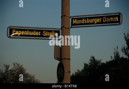Straßenschilder in Hamburg, Deutschland Stockfoto