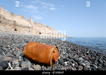 Rusty kann am Strand in Santorin, Griechenland Stockfoto