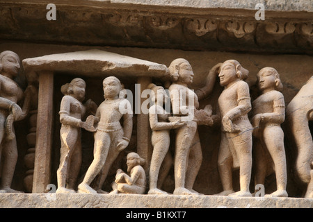 Detail der Steinbildhauen an Wand der Kandariya Mahadeo Tempels Khajuraho Madhya Pradesh Indien Stockfoto