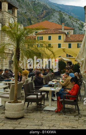 Terrasse eines Cafés in der Altstadt von Kotor Montenegro Europa Stockfoto