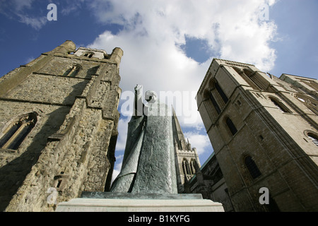 Stadt von Chichester, England. Philip Jackson Skulptur des Heiligen Richard mit dem Glockenturm und Chichester Cathedral. Stockfoto