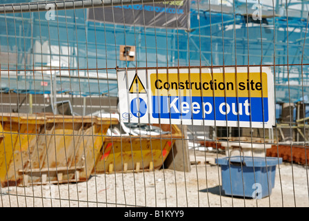 ein Unterhalt aus Zeichen, die fest mit dem Sicherheitszaun rund um eine Baustelle in Manchester, england Stockfoto