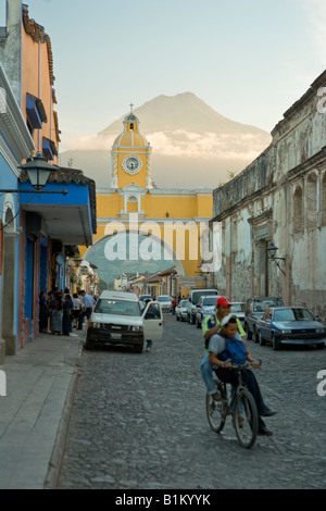 Arco de Santa Catalina und Vulcan de Agua La Antigua Guatemala der UNESCO Guatemala Stockfoto