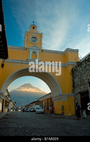 Arco de Santa Catalina und Vulcan de Agua La Antigua Guatemala der UNESCO Guatemala Stockfoto