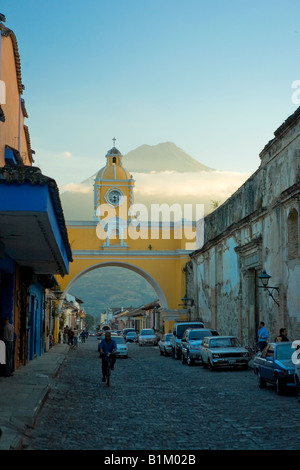 Arco de Santa Catalina und Vulcan de Agua La Antigua Guatemala der UNESCO Guatemala Stockfoto