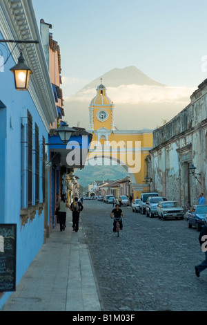 Arco de Santa Catalina und Vulcan de Agua La Antigua Guatemala der UNESCO Guatemala Stockfoto