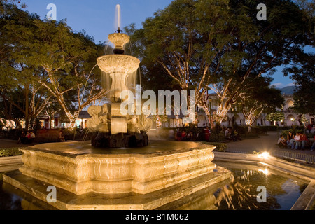 Central Plaza bei Abenddämmerung La Antigua Guatemala der UNESCO Guatemala beleuchtet Stockfoto