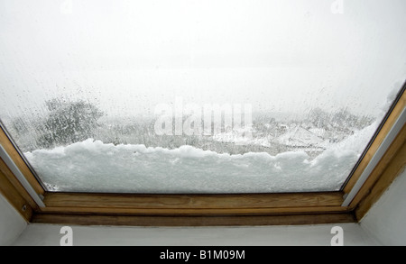 Schnee liegt auf einem Fenster mit Blick über einen Londoner Vorort Stockfoto
