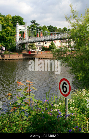 Die Queen Park Suspension Bridge River Dee fließt durch die Stadt Chester, Cheshire England uk gb Stockfoto