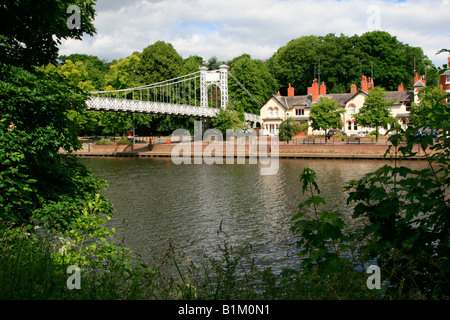 Die Queen Park Suspension Bridge River Dee fließt durch die Stadt Chester, Cheshire England uk gb Stockfoto