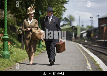 WW2 1940er Jahre Mode Mann Frau Reisen Eisenbahn Bahnsteig Stockfoto
