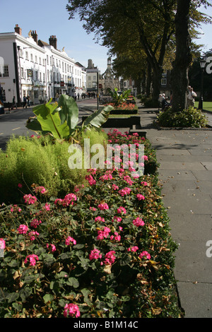 Stadt von Chichester, England. Ansicht von Chichester Weststraße Chichester Kreuz im Hintergrund. Stockfoto