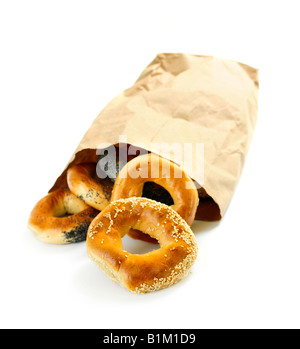 Frische Montreal Stil Bagels in Papiertüte auf weißem Hintergrund Stockfoto