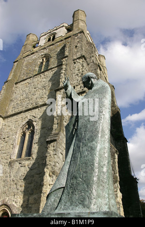 Stadt von Chichester, England. Philip Jackson Skulptur des Heiligen Richard mit dem Glockenturm und Chichester Cathedral. Stockfoto