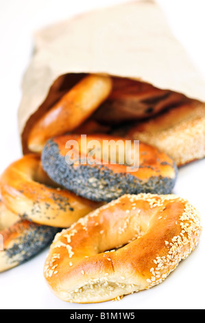 Frische Montreal Stil Bagels in Papiertüte auf weißem Hintergrund Stockfoto