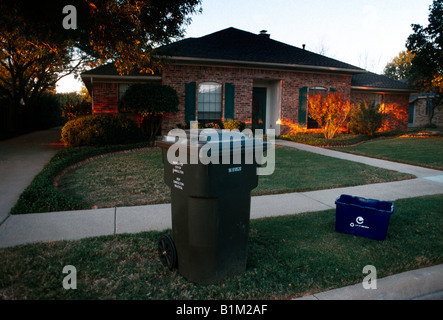 Carrollton, Texas Usa Dallas Recycling Bin & Box vor Haus Stockfoto