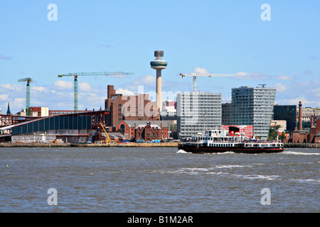 Anzeigen von Birkenhead Fähre über den Fluss Mersey in die Stadt von Liverpool England uk gb Stockfoto